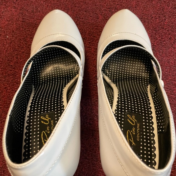 White, Size 10, Pleasers - Picture 4 of 5
